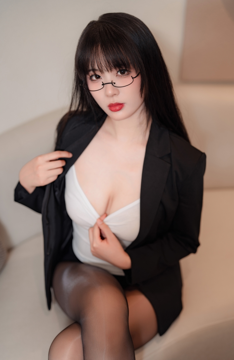 轩萧学姐 下班后OL【72P-255MB】 轩萧学姐 下班后OL【72P-255MB】